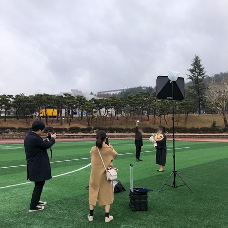 지난 26일 오후 광주광역시 조선대학교에서 이혜린(23)씨와 대학 친구들이 직접 준비해 온 조명과 카메라를 활용해 '셀프' 졸업사진을 찍고 있다. /독자제공