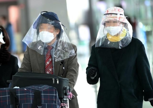 지난 27일 오후 인천국제공항 2터미널에서 여행객들이 탑승 수속 카운터로 향하고 있다. /연합뉴스