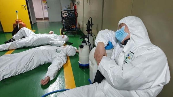 지난 28일 경남 한마음창원병원 의료진들이 지친 기색으로 쉬고 있다. /연합뉴스