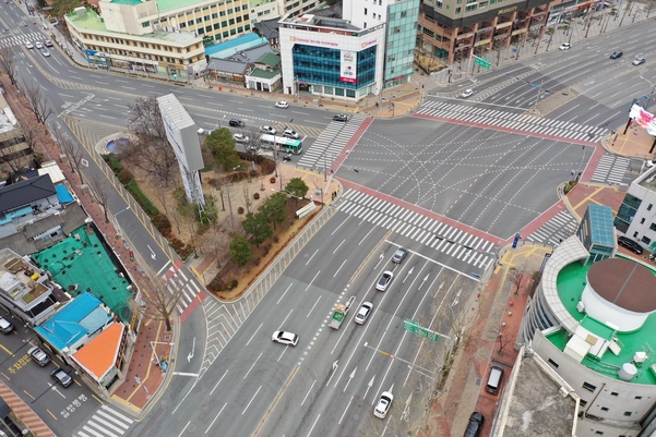 우한 코로나 확산으로 대구시민들이 외출을 꺼리는 가운데 삼일절이자 휴일인 1일 오후 대구시 중구 남산동 계산오거리 인근 도로가 한산한 모습을 보였다. /연합뉴스