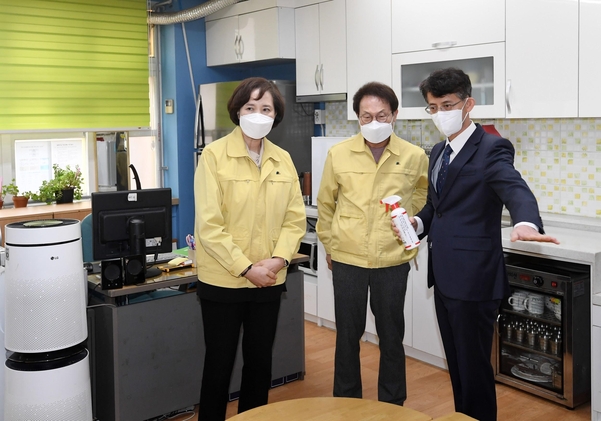 유은혜 교육부 장관과 조희연 서울시 교육감이 1일 오전 서울 중구 충무초등학교에서 긴급돌봄교실 현장점검 중 관계자에게 설명을 듣고 있다./연합뉴스