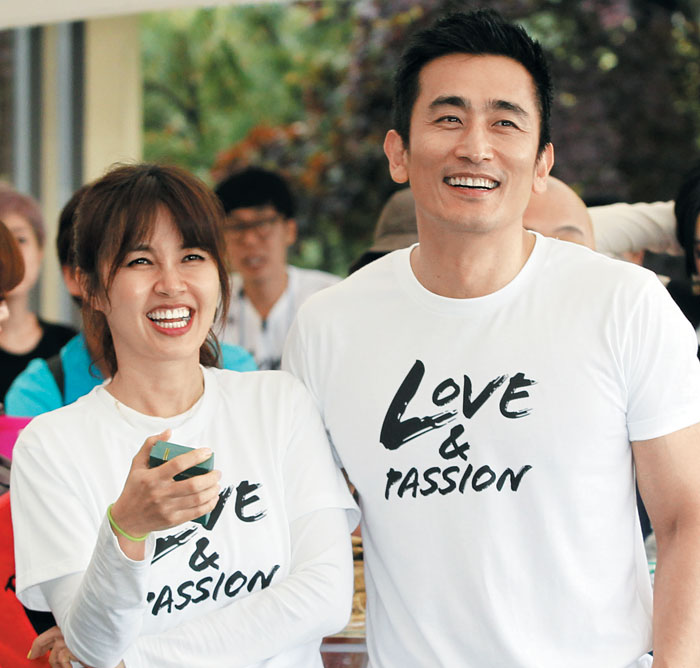 지난 2013년 남편 차인표(오른쪽)와 함께 불우 아동 돕기 바자에 참석한 신애라.