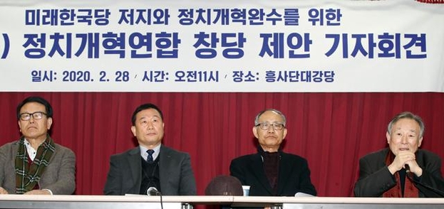 지난달 28일 오전 서울 종로구 흥사단에서 열린 '미래한국당 저지와 정치개혁완수를 위한 정치개혁연합(가칭) 창당 제안' 기자회견에서 조성우 주권자전국회의 상임공동대표(오른쪽)가 발언하고 있다. /연합뉴스