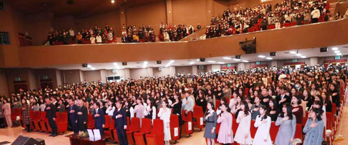 지난달 20일 전북교육문화회관에서 열린 '유·초·중등 신규 교사 임명장 수여식'에 참석한 신규 교사와 가족들.