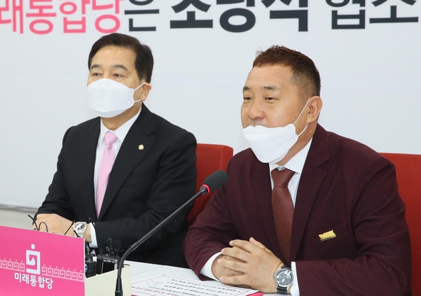 반려동물 행동교정 전문가인 이웅종 교수(오른쪽)가 3일 국회에서 미래통합당 '반려동물 정책개발단장' 위촉장을 받은 뒤 인사말을 하고 있다./연합뉴스