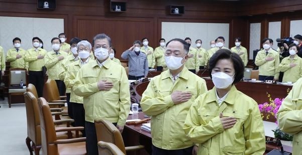 문재인 대통령이 3일 정부서울청사에서 국무회의 전 국기에 경례하고 있다. 맨 오른쪽은 추미애 법무장관./연합뉴스