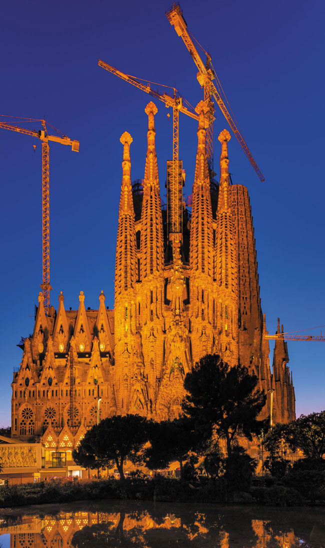 스페인 바르셀로나에서 100여년째 지어지고 있는 성(聖) 가족성당(Sagrada Familia).