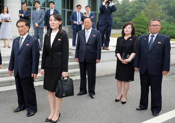 김여정(왼쪽에서 둘째) 북한 노동당 제1부부장이 작년 7월 30일 판문점 자유의 집에서 열린 미·북 정상 판문점 회동에 참석해 있다./연합뉴스