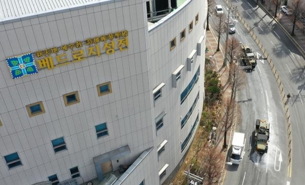 지난 3일 오후 광주광역시 북구 신천지 베드로 지성전(광주교회) 인근에서 육군 31보병사단의 제독차량이 교회 주변에 소독약품을 살포하고 있다. /연합뉴스