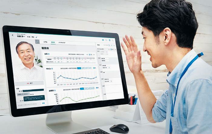 일본의 한 의사가 영상 통화로 당뇨병 환자를 원격 진료하고 있다.