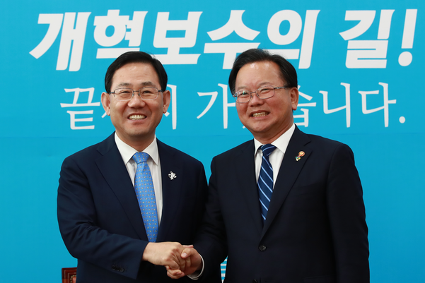 미래통합당 공천관리위원회가 6일 주호영 의원(대구 수성을)을 수성갑으로 공천, 더불어민주당 김부겸 의원과 맞붙게 됐다. 사진은 지난 2017년 6월 당시 김부겸 행정자치부 장관(오른쪽)이 국회 바른정당 당대표실을 찾아 주호영 당대표 권한대행 겸 원내대표와 악수하고 있다./연합뉴스
