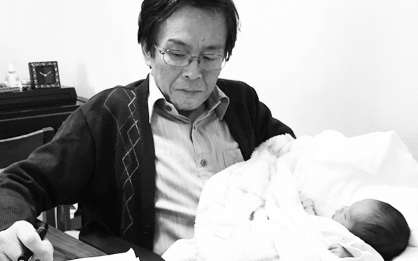 손녀를 재우며 원고 작업을 하고 있는 이치로. 그는 고대 플라톤 철학을 전공했지만, 1989년부터 아들러 심리학을 연구해 왕성한 집필 활동을 펼치고 있다.