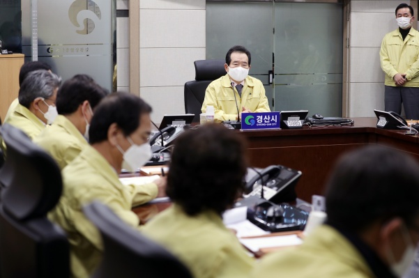 정세균 국무총리가 6일 오후 감염병 특별관리구역으로 지정된 경북 경산시를 방문해 경산시청에서 신종 코로나바이러스 감염증(코로나19) 대응 상황을 점검하고 있다. /연합뉴스