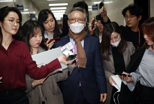 미래통합당 김형오 공천관리위원장이 지난 6일 오후 국회에서 대구·경북 지역 공천 결과 발표 후 회의장을 나서고 있다./연합뉴스