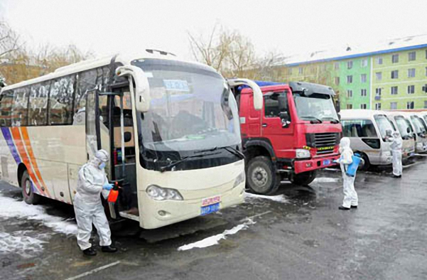 북한 노동신문은 자강도에서 방역요원이 버스와 트럭 등 소독작업을 벌이는 모습을 8일 보도했다. /노동신문·연합뉴스