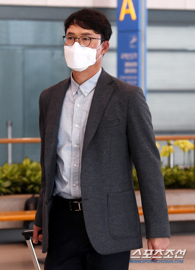 삼성 라이온즈 선수단이 8일 오후 일본 오키나와에서 스프링캠프를 마치고 인천공항을 통해 귀국했다. 지난 1월 30일부터 오키나와에서 전지훈련을 한 삼성은 당초 6일 돌아올 예정이었지만, 코로나19 확산으로 시범경기가 취소되면서 15일 귀국으로 일정을 연기했었다. 그러나 일본 정부의 한국인 입국 제한 조치 여파로 급거 귀국을 결정했다. 입국장을 빠져나가는 삼성 선수단의 모습. 인천공항=허상욱 기자 wook@sportschosun.com/2020.03.08/