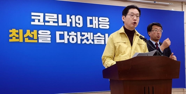 김경수 경남지사는 8일 경남도청 프레스센터에서 기자회견을 열고 “전국민에게 1인당 100만원의 재난기본소득을 지급하자”고 정부와 국회에 제안했다. /연합뉴스