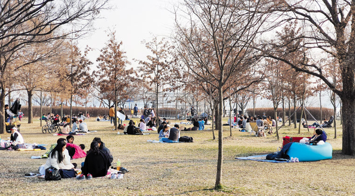 “야외는 괜찮겠지” - 8일 오후 서울 한강시민공원에 봄나들이에 나선 인파가 모였다. 실외에서는 바이러스 전파 위협이 비교적 낮아지는 걸 의식한 듯 이날 한강변에는 시민들이 모여들었다.