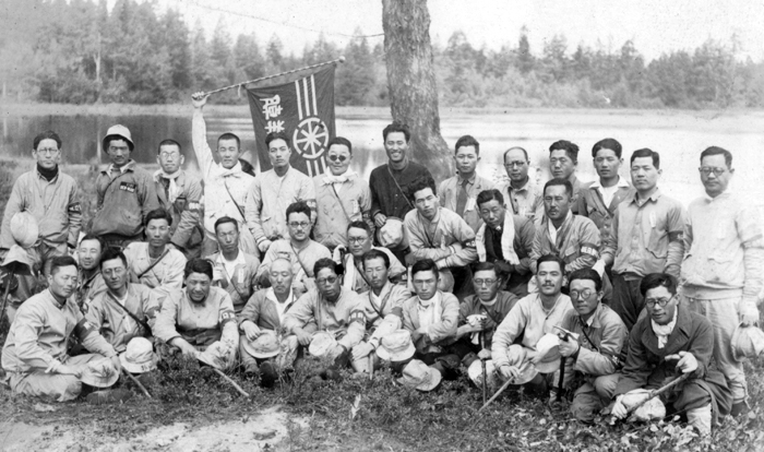 1936년 삼지연 호반에 모인 백두산 탐험대원. 앞줄 맨 왼쪽이 당시 영업국원 방재윤, 왼쪽에서 셋째가 사회부장 이상호, 다섯째가 주필 서춘.