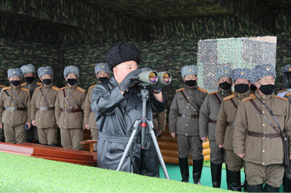 북한 김정은 국무위원장이 지난달 28일 인민군 부대의 합동 타격훈련을 지도했다고 북한 노동당 기관지 노동신문이 보도했다./노동신문