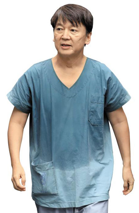지난 1일부터 대구 동산병원에서 의료봉사를 하는 안철수 국민의당 대표의 모습. 방호복에 속옷은 땀범벅이고, 얼굴엔 보호 장비를 착용한 자국이 선명했다