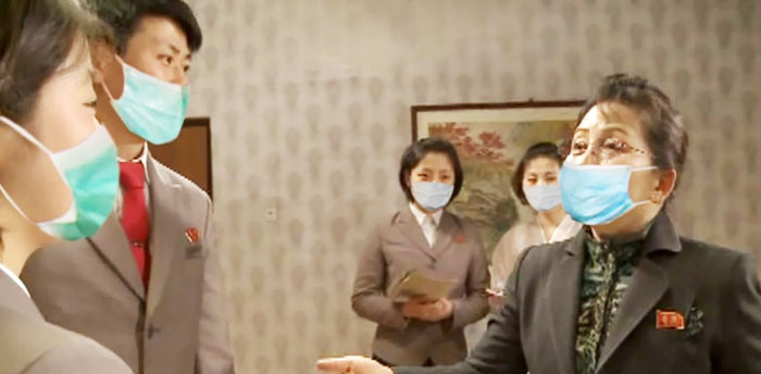 북한 내각 기관지 민주조선이 지난달 12일 의료용 마스크를 착용한 북한 여배우 김정화(오른쪽)가 평양연극영화대학 학생들에게 연기 지도를 하는 사진을 게재했다.