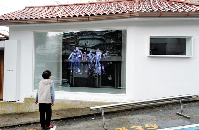 서울 성북동 전시 공간 옵스큐라는 입장하지 않고도 관람이 가능하다.