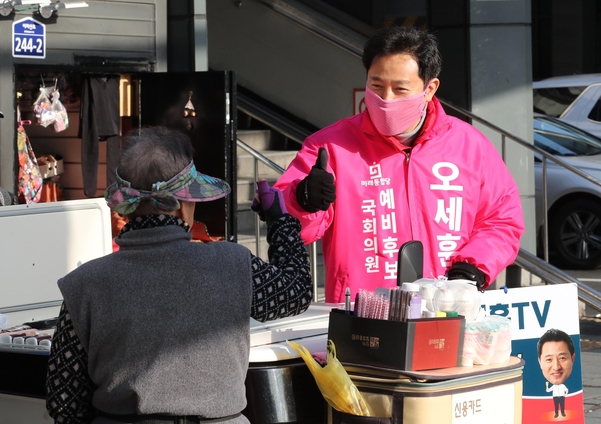 4·15 총선 서울 광진구을 선거구 후보자로 나선 오세훈 전 서울시장(미래통합당)이 12일 오전 건대입구역 인근에서 출근인사를 하고 있다. /남강호 기자