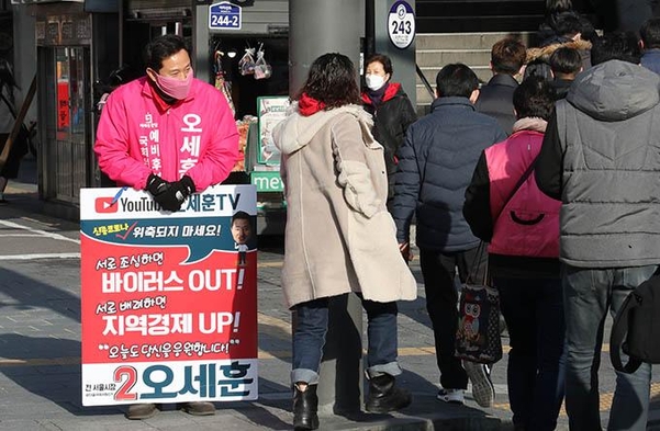 4·15 총선 서울 광진구을 선거구 후보자로 나선 오세훈 전 서울시장(미래통합당)이 12일 오전 건대입구역 인근에서 출근인사를 하고 있다. /남강호 기자