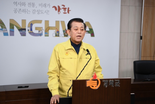 유천호 강화군수가 강화대교와 초지대교 통과 차량 탑승자에 대해 전원 발열검사 실시를 발표하고 있다. /강화군 제공