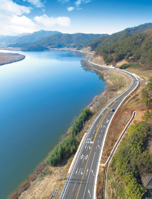 지난 11일 개통한 ‘영산강 강변도로’. 전남 나주 영산포구에서 무안 몽탄포구까지 영산강 줄기 따라 34㎞의 강변도로가 조성됐다. / 전라남도