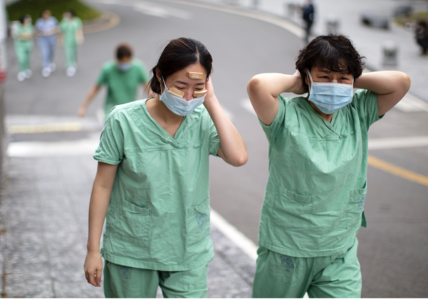 지난 13일 오전 대구시 우한 코로나 바이러스 감염증(코로나19) 지역거점병원인 계명대학교 대구동산병원에서 교대 근무를 마친 의료진이 휴게실로 향하고 있다. /연합뉴스