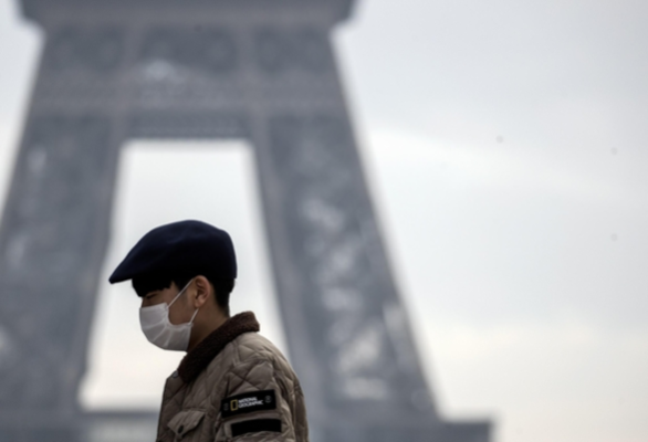 프랑스 파리 에펠탑을 찾은 한 관광객이 마스크를 착용하고 있다. /연합뉴스