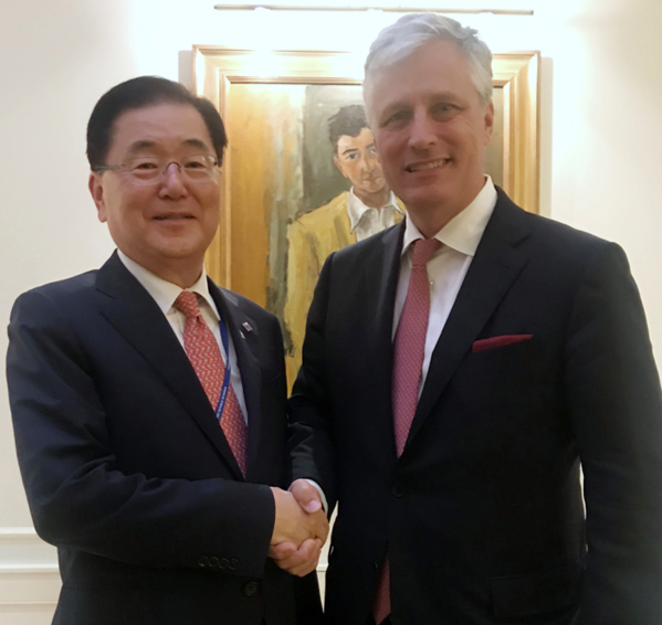 정의용(왼쪽) 청와대 국가안보실장과 로버트 오브라이언(오른쪽) 백악관 안보보좌관. /뉴시스