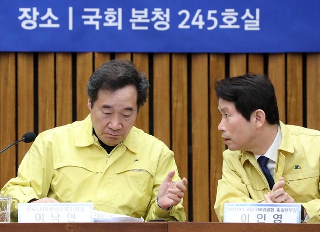 이낙연(왼쪽) 전 국무총리가 16일 국회에서 열린 더불어민주당 코로나19국난극복위원회 회의에 참석해 이인영 원내대표와 대화하고 있다. /연합뉴스