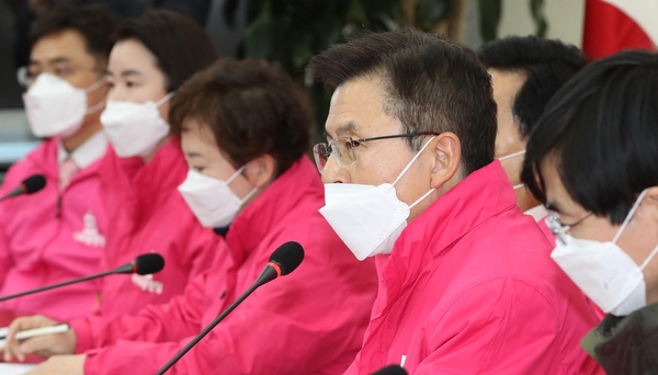 미래통합당 황교안 대표가 16일 당 최고위원회의에서 발언하고 있다./연합뉴스