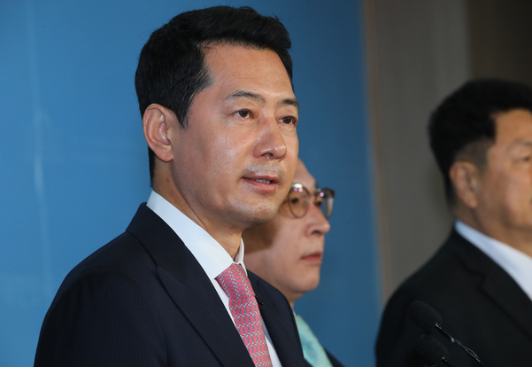 미래통합당 소속 최홍 전 맥쿼리투자자산운용 대표가 16일 국회 정론관에서 4·15총선 서울 강남을 출마를 선언하고 있다./연합뉴스