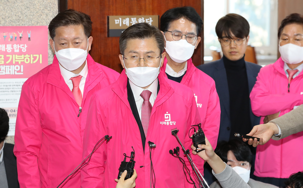 미래통합당 황교안 대표가 16일 오전 서울 여의도 국회에서 최고위원회의를 마치고 기자들의 질문에 답하고 있다./연합뉴스