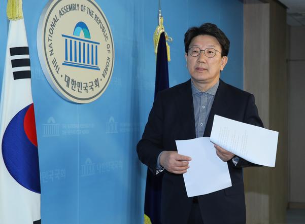 미래통합당 강원 강릉 지역구 권성동 의원이 지난 10일 국회 정론관에서 공천 배제에 반발하는 기자회견을 마친 뒤 굳은 표정을 짓고 있다./연합뉴스