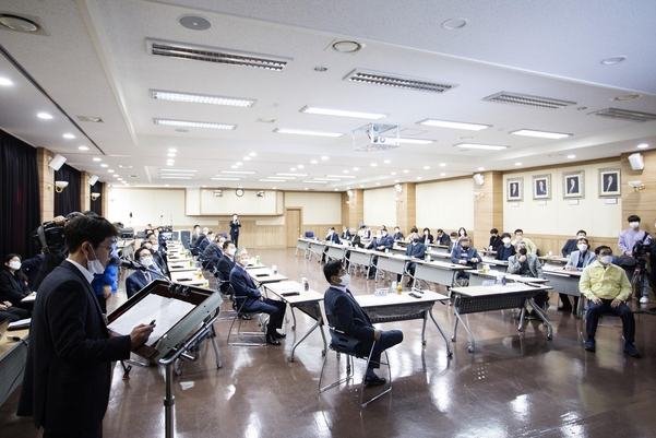 창원상공회의소(회장 한철수)는 16일 2층 대회의실에서 우한코로나 극복을 위한 산업위기 대응 긴급회의를 개최했다. / 창원상공회의소