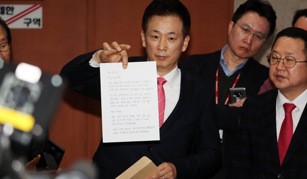 박근혜 전 대통령의 변호인인 유영하 변호사가 지난 4일 서울 여의도 국회 정론관에서 박근혜 전 대통령의 옥중 서신을 공개하고 있다./뉴시스