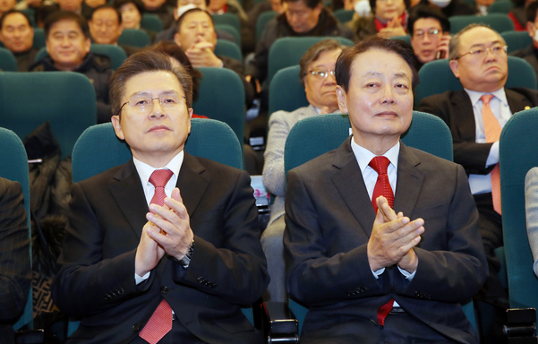 지난 5일 오후 여의도 국회도서관에서 열린 미래한국당 중앙당 창당대회에서 한선교 당 대표(오른쪽)와 자유한국당 황교안 대표가 참석해 있다./연합뉴스