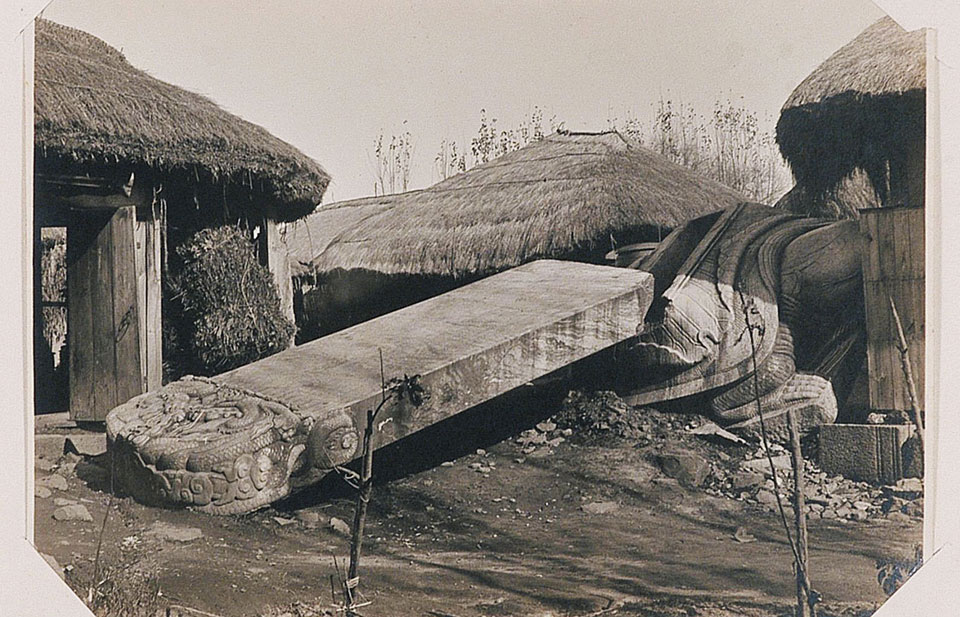 1895년 김홍집 내각이 자빠뜨린 삼전도비. 