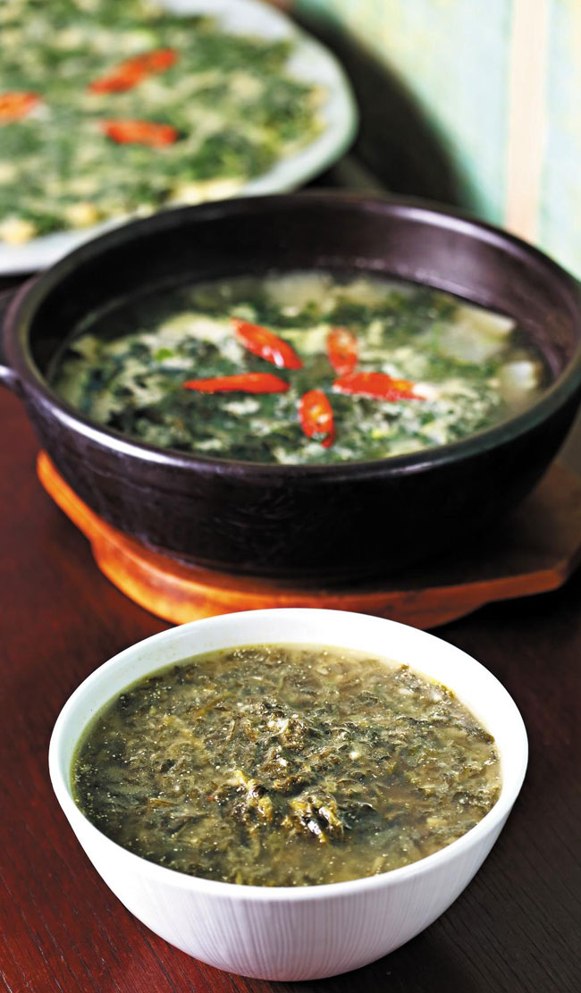 된장과 쑥만으로 맛을 낸 서울 역삼동 해남천일관의 '된장쑥국'.