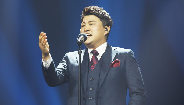 '미스터트롯' 결승 무대에서 조항조의 '고맙소'를 열창하는 김호중.