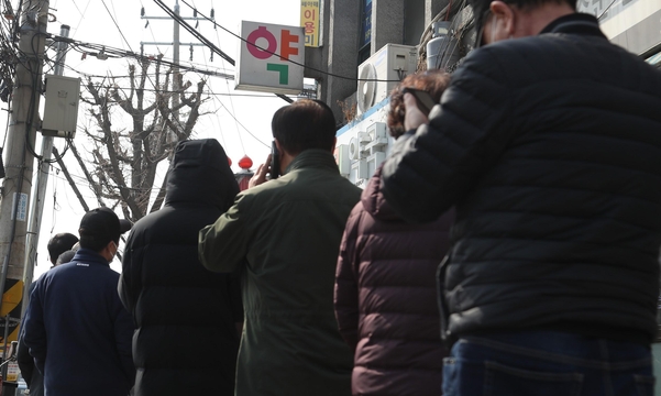 19일 오전 서울 시내에 한 약국에서 시민들이 공적마스크 구매하기 위해 줄을 서 있다. 목요일은 출생연도 끝자리 4,9인 사람이 주민등록증·운전면허증·여권 등 신분증을 제시하면 전국 약국과 읍·면 우체국에서 1인당 2장의 마스크를 살 수 있다. /연합뉴스