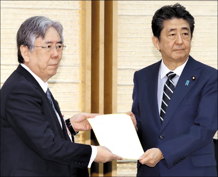 아베 신조 일본 총리가 디지털 과세 방안을 소개하고 있다.
