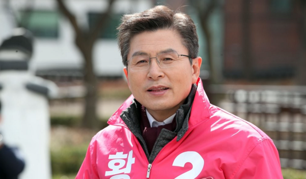 미래통합당 황교안 대표가 19일 오후 서울 종로구 성균관대학교 정문 앞에서 종로구 4차 산업 특구 공약을 발표하고 있다. /연합뉴스