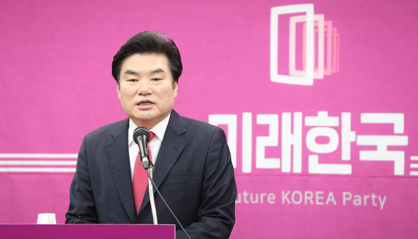 미래한국당 원유철 신임 당 대표가 20일 오전 서울 영등포구 여의도 미래한국당 당사에서 열린 기자회견에서 인사말을 하고 있다./연합뉴스