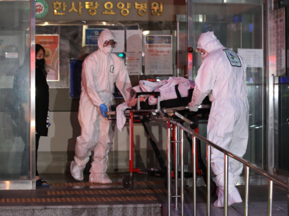 지난 18일 오후 우한 코로나 바이러스 감염증(코로나19) 확진자가 집단으로 확인된 대구시 서구 한사랑요양병원에서 환자가 이송되고 있다. /연합뉴스